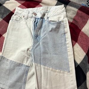 They are white and light blue jeans woman’s